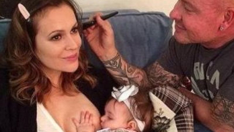 Alyssa Milano emziren anneler modasına uydu