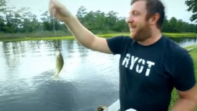 Drone kullanarak balık tutan adam