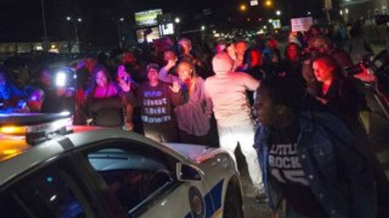 Ferguson'da iki polis memuru vuruldu