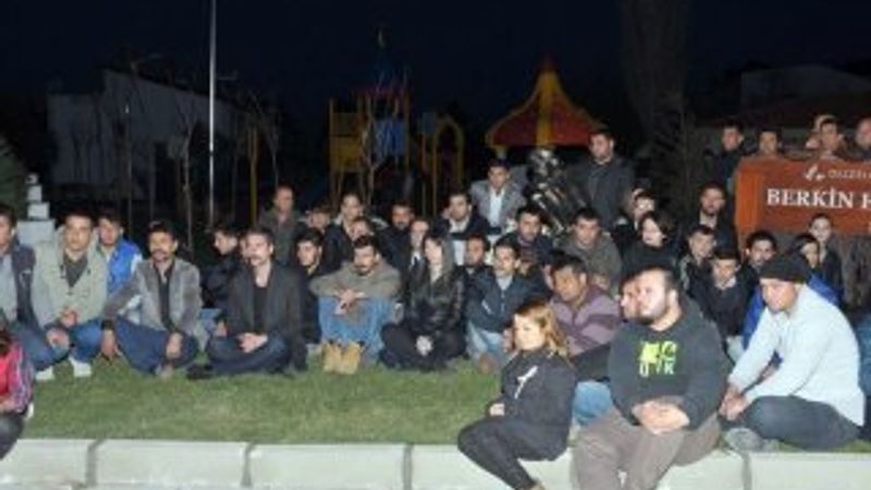 İzmir'de Berkin Elvan heykelinin önünde nöbet tuttular