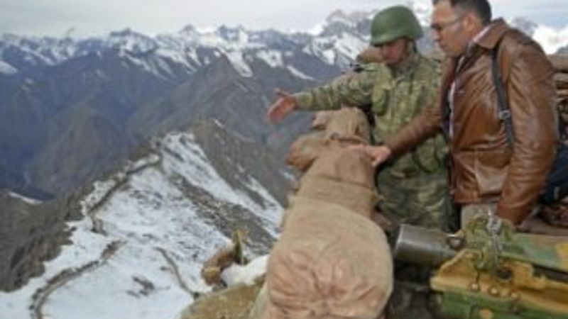 Dağlıca'da ikizinin şehitlik hikayesini dinledi