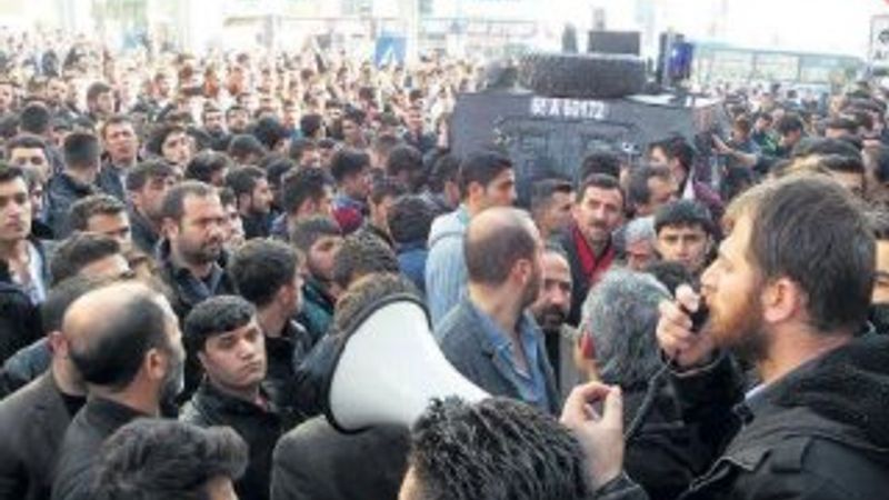 Van'da silahlı kocaya linç girişimi