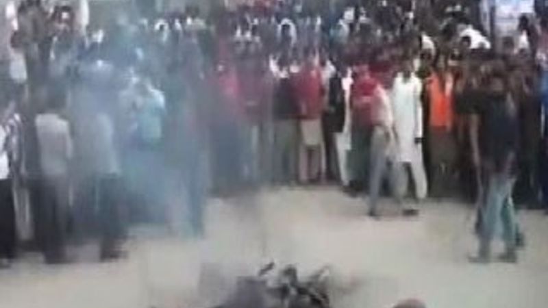 Pakistan'da linç edilen bombacı yakıldı