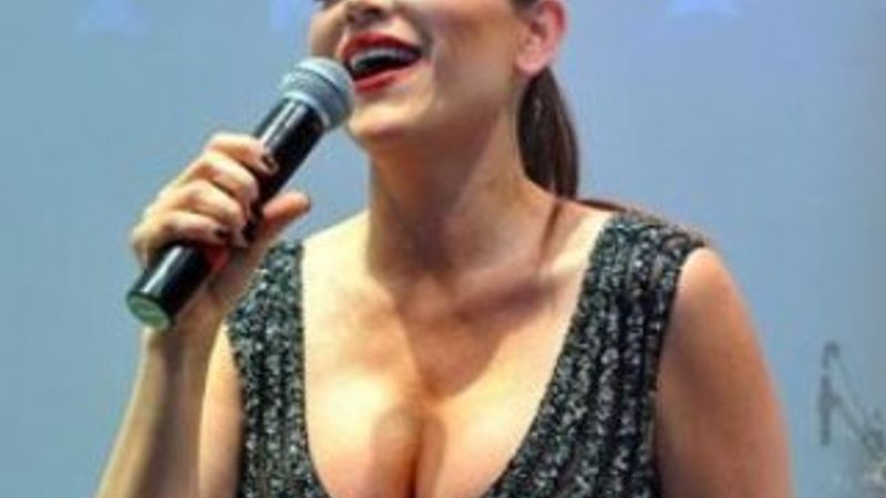 Aşkın Nur Yengi'nin cesur dekoltesi