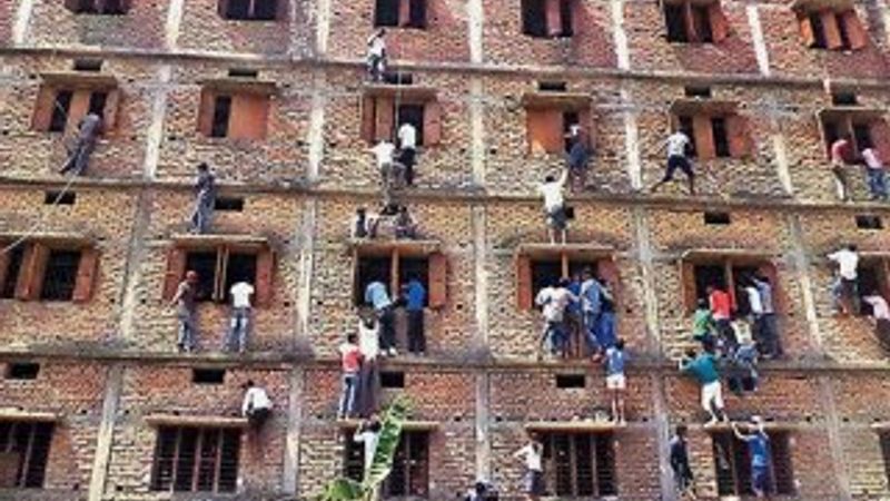 Veliler çocuklarına kopya verebilmek duvara tırmandı