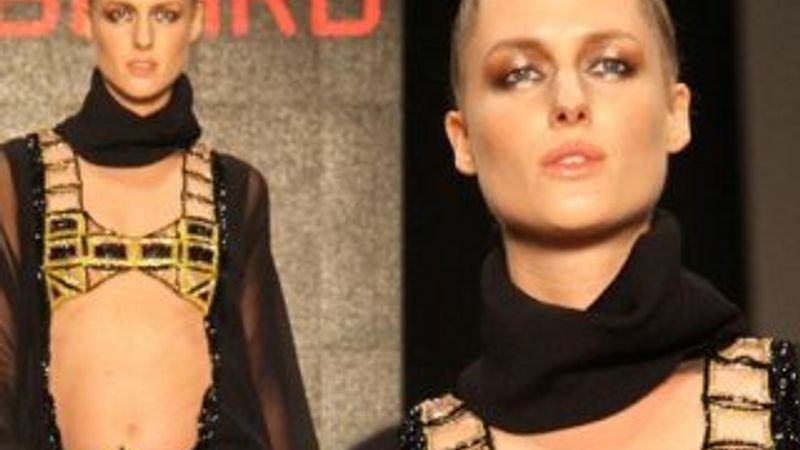 Hamile Wilma Elles podyumda