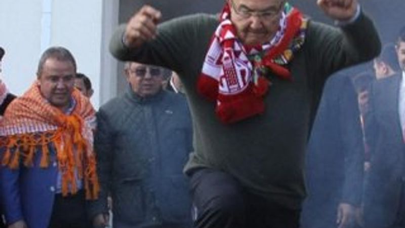 Deniz Baykal Nevruz ateşinin üzerinden atladı