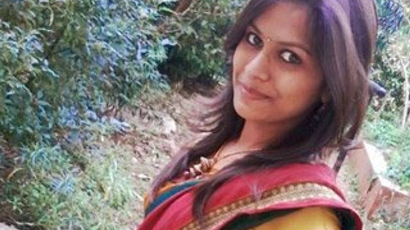 Hindistan'da genç kız tecavüzcüyü saçından tutup polise götürdü