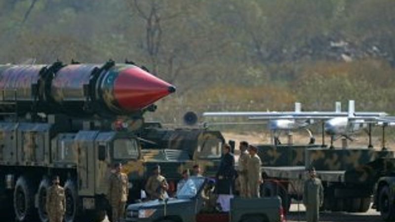 Pakistan yeni silahlarını tanıttı