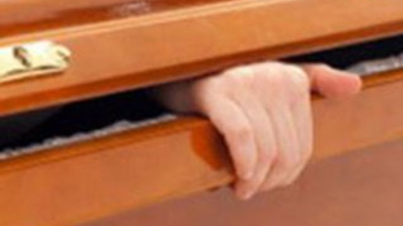 Almanya'da öldü sanılan yaşlı kadın tabutta uyandı