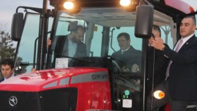 Başbakan Davutoğlu traktör kullandı