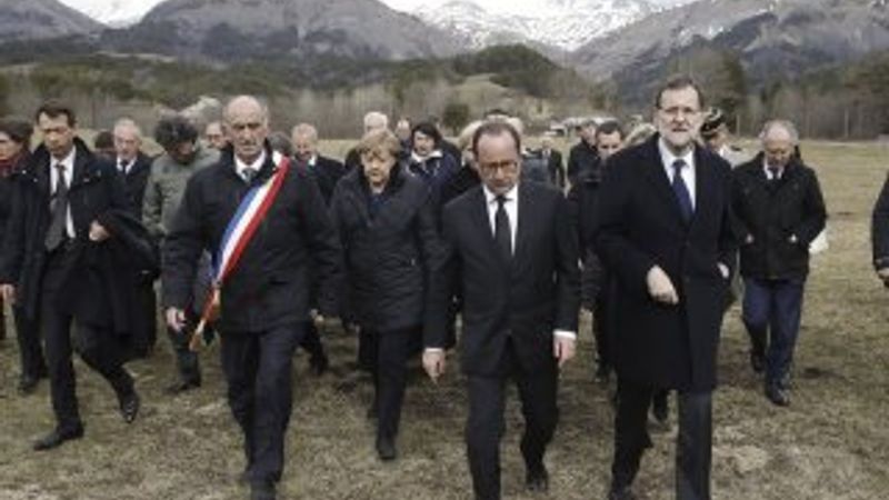 Hollande ve Merkel Fransa'da düşen uçağın enkazına gitti