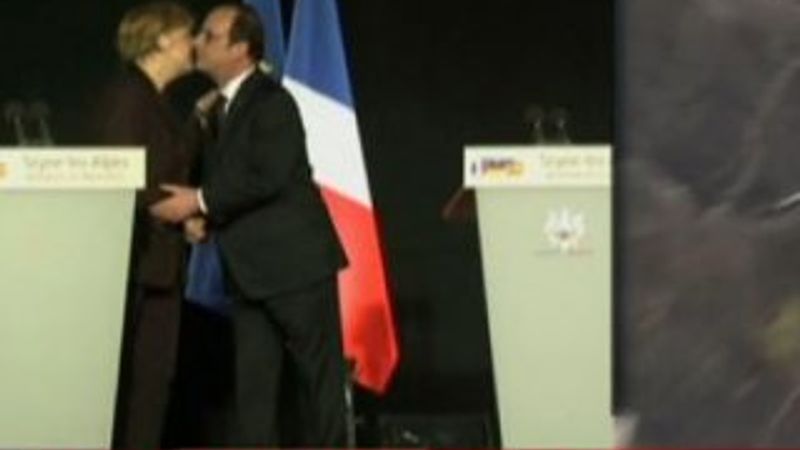 Merkel duygulandı Hollande'ı öptü