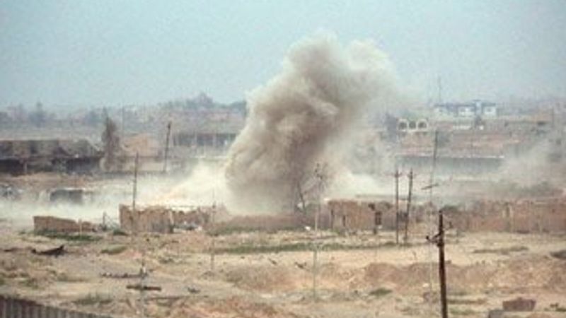 Koalisyon güçleri IŞİD'in elindeki Tikrit'i bombalıyor