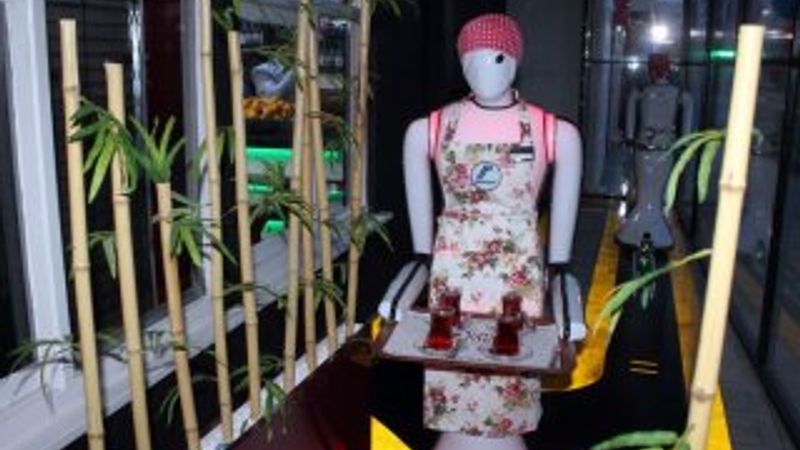 Konya'daki bu kafede robot garsonlar servis yapıyor