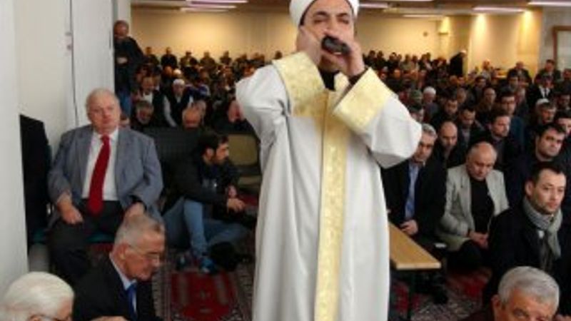 Alman Bakan Schneider cuma namazını izledi