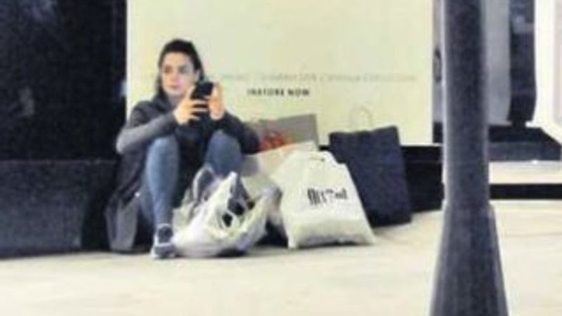 Özge Özpirinçci sokak ortasına oturdu