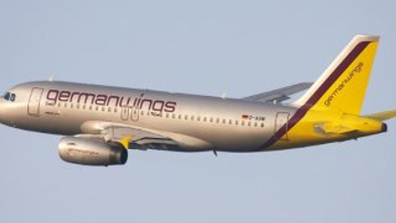 Uçak faciasından sonra reklam afişleri değişti