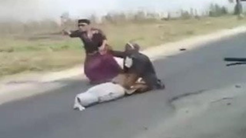 Tabuttan düşen cenazeyi faketmediler - İzle