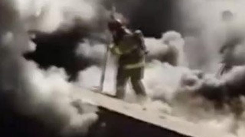 Amerikalı itfaiyeci alevlerin arasına düştü - İzle