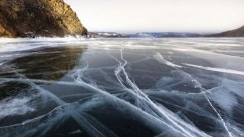 Baykal Gölü'nde buzlar kırılmaya başladı