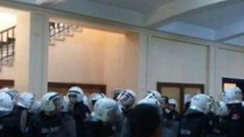 İstanbul Üniversitesi'nde polis baskını