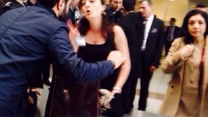 Feminist avukat adliye girişinde soyundu