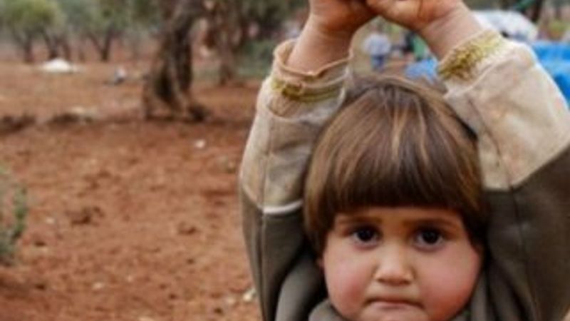 Fotoğraf makinesini silah sanan küçük kızın fotoğrafı