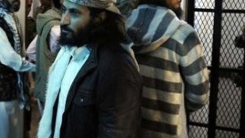 El Kaide Yemen'de cezaevi bastı: 300 mahkum serbest