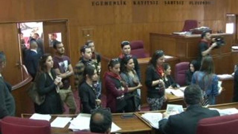 KKTC'de öğretmenler Meclis'i bastı