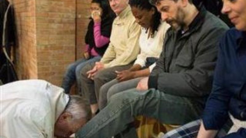 Papa mahkumların ayaklarını yıkayıp öptü