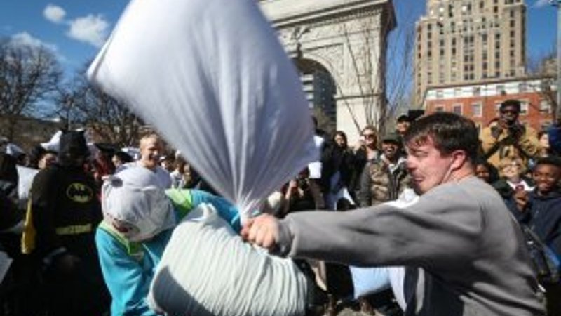 ABD'de Uluslararası Yastık Savaşı Günü kutlandı