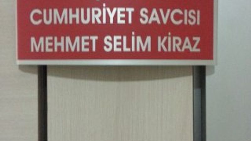 Şehit savcının adı odanın kapısına asıldı