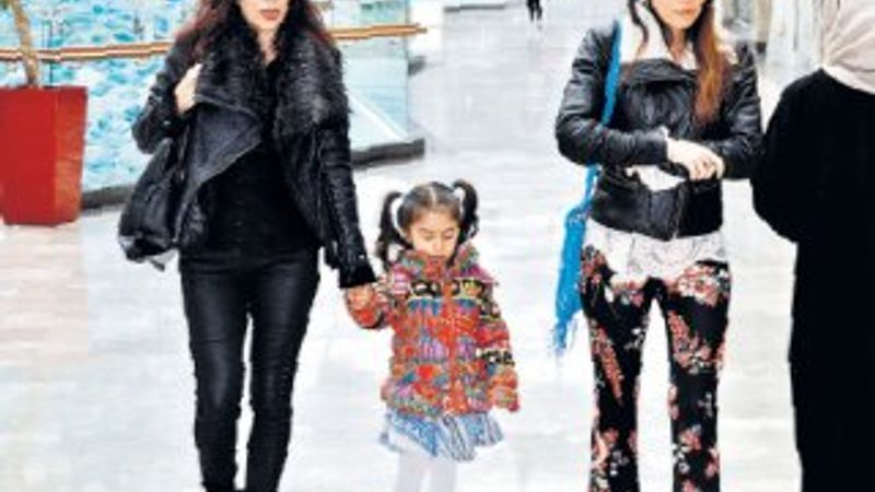 Şenay Gürler torunuyla alışverişte