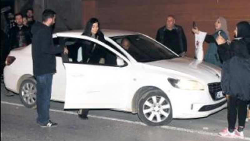 Arap hayranları Tuba Büyüküstün'ün peşinde