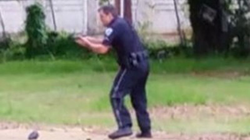 ABD polisi siyahiyi 8 kurşunla sırtından vurdu