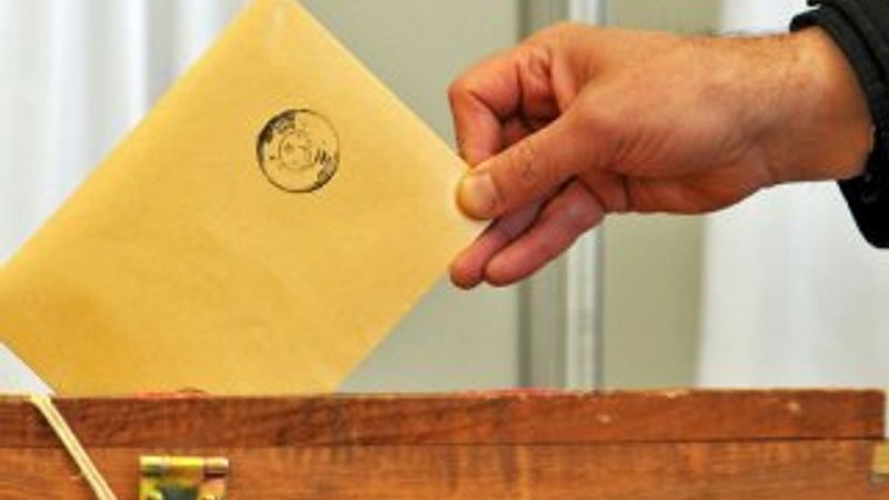 Aday listelerine göre partilerin yarısı değişiyor