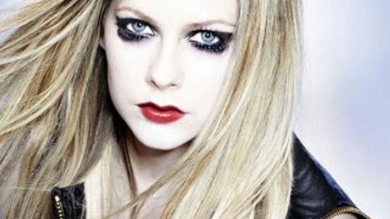Avril Lavigne kene yüzünden yatalak oldu
