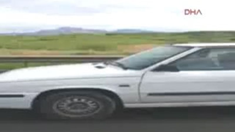 Adanalı sürücü direksiyonun üzerinde gazete okudu