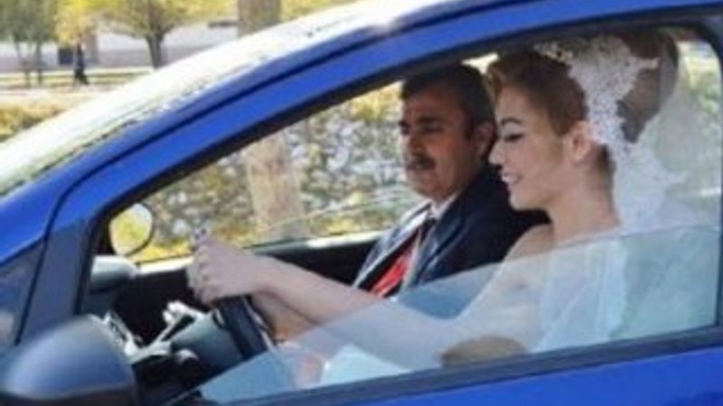 Gelinliğiyle direksiyon sınavına girdi