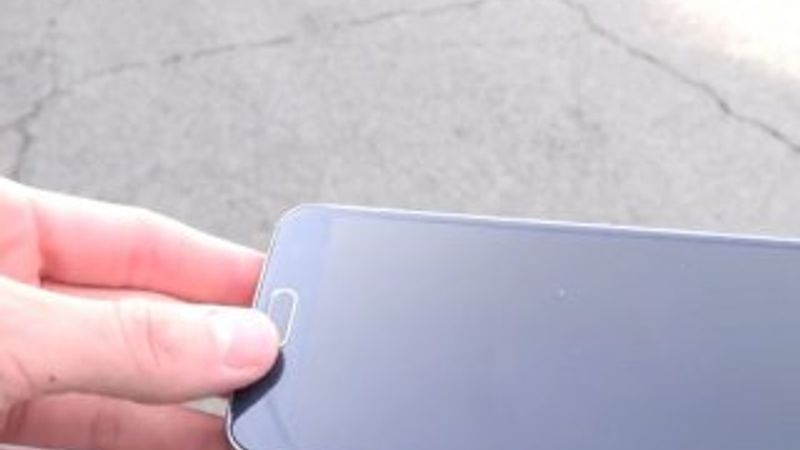 Samsung Galaxy S6'nın üzerinden arabayla geçtiler