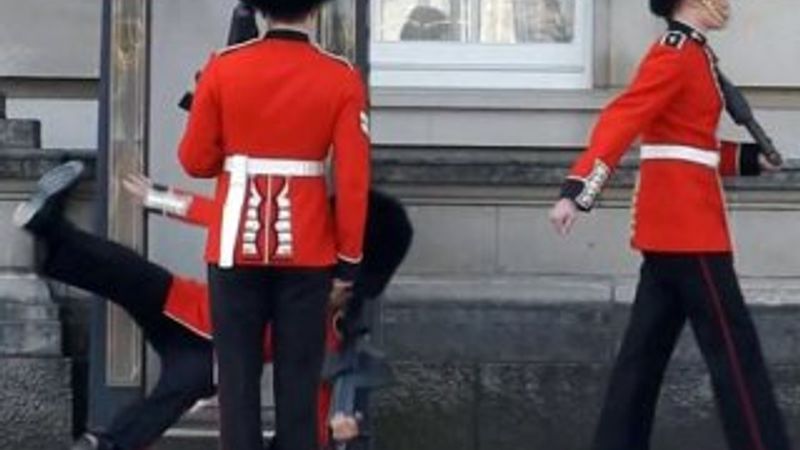 İngiltere'de kraliçenin muhafızı yere düştü