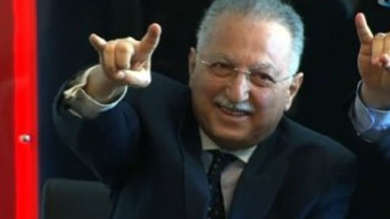 Ekmeleddin İhsanoğlu bozkurt işareti yapamadı