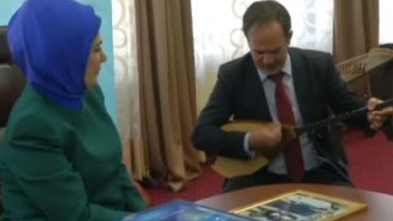 Emine Erdoğan Dombra'yı bestecisinden dinledi