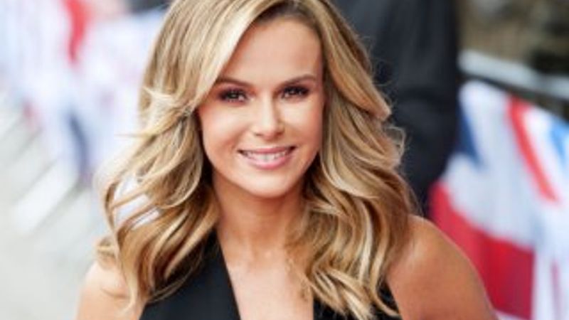 Amanda Holden canlı yayında bacağını açtı