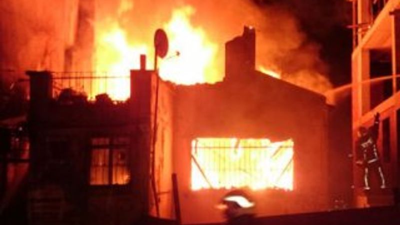 İstanbul'da terk edilmiş bina yandı