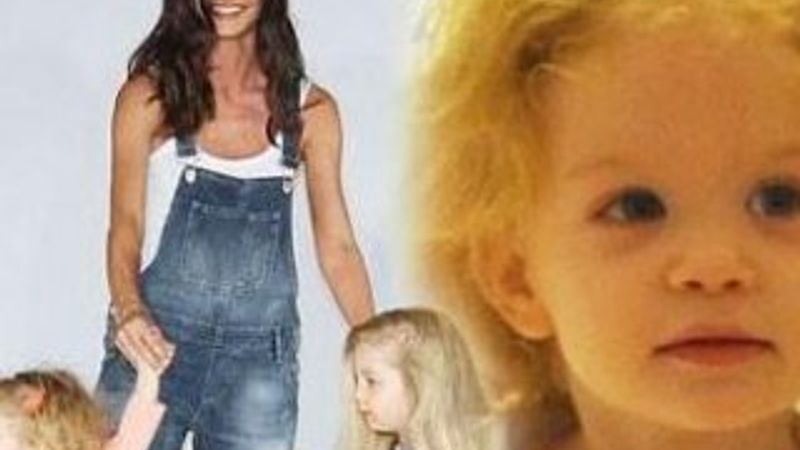 Yasemin Ergene çocuklarıyla podyumda