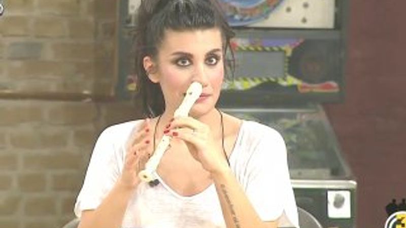 İrem Derici burnuyla flüt çaldı