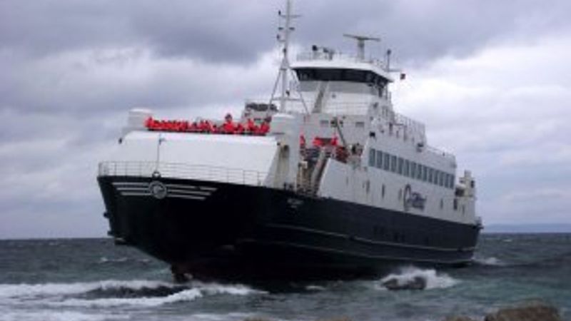 Gökçeada'da karaya oturan feribotta tahliye işlemi bitti