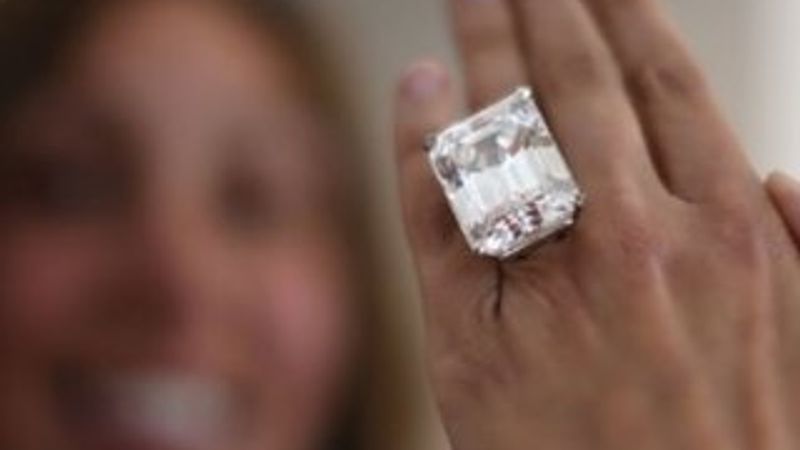 Pırlanta yüzük 22 milyon dolara satıldı